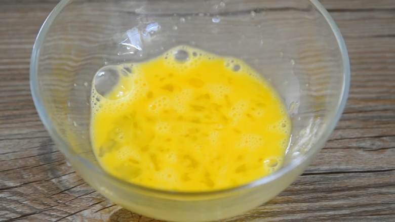 芒果牛奶炖蛋—嫩滑无比,呲溜一下滑入肚子里,静置3~5分钟待糖融化。