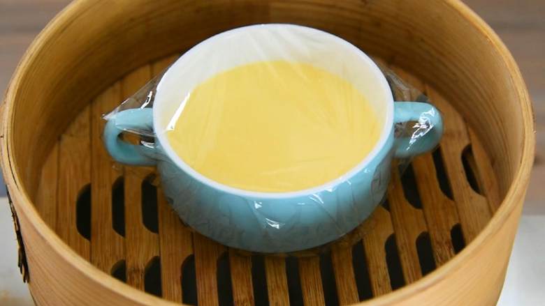 芒果牛奶炖蛋—嫩滑无比,呲溜一下滑入肚子里,包一层保鲜膜或扣上稍大的盘子,移入冷水锅,大火蒸15分钟。