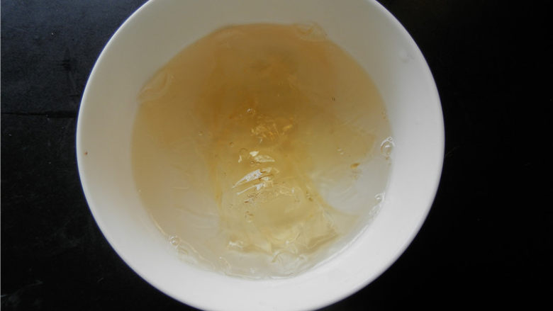 Kitty草莓果酱布丁,吉利丁片剪成小段,用冷开水浸泡,放冰箱备用。