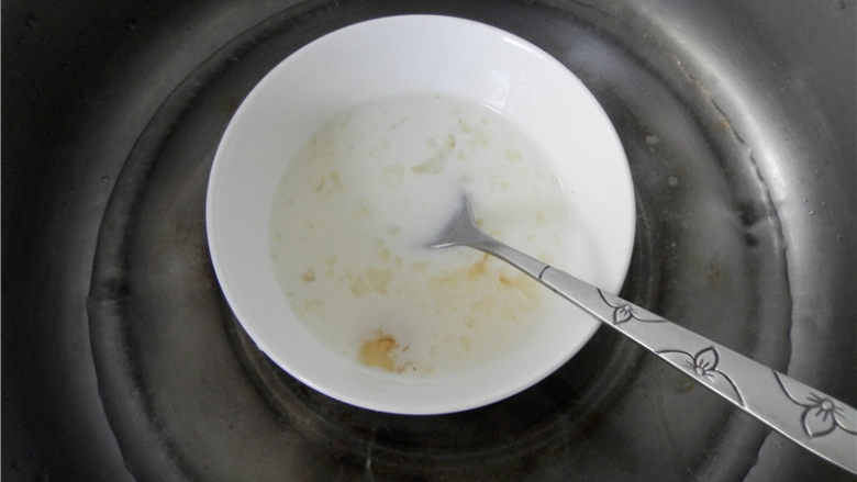 Kitty草莓果酱布丁,待牛奶冷却至50度左右,加入泡软的吉利丁(挤去水),搅拌至完全融化。