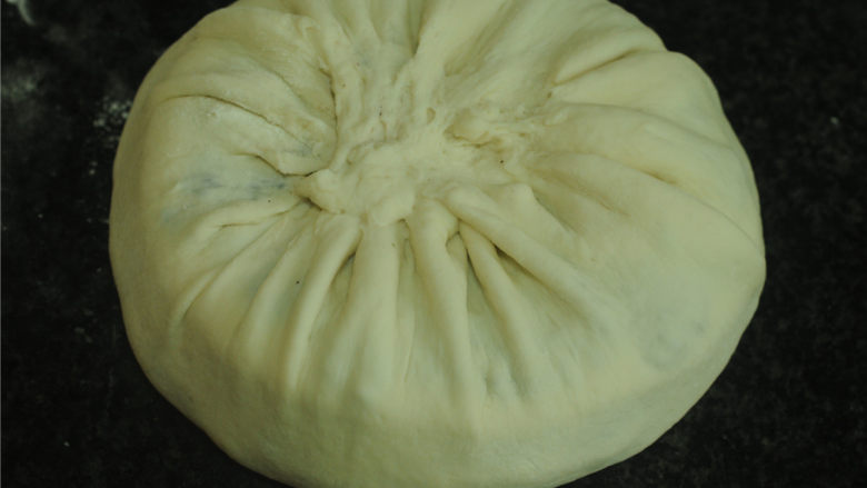 黑米千层馒头,将做好的一摞面饼小心放在上面,包包子样裹起来
