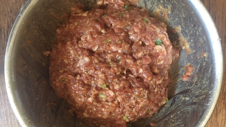 冬瓜丸子汤,搅拌好的肉圆馅放在冰箱里冷藏室里冷藏半个小时,一是入味,二是这样做出来的肉圆更有弹性。