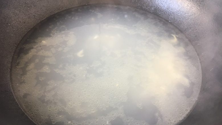 丝瓜丸子汤,放入适量的开水,煮开,煮至汤色发白。