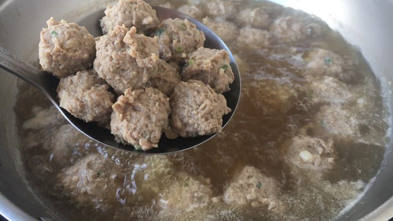 丝瓜丸子汤,先用汤把肉丸子养至漂起来,然后开大火煮开,随后用勺撇去浮油,再将丸子捞出备用。