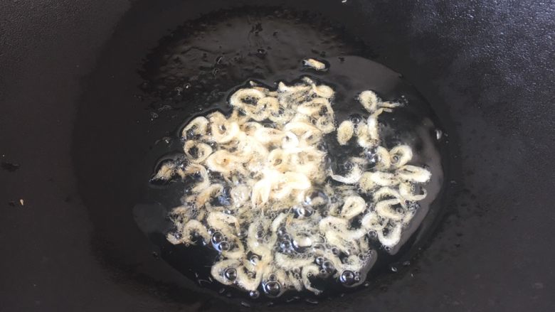 丝瓜丸子汤,热锅凉油,放入干的小虾皮,炒出香味。
干的小虾皮要提前清洗干净,沥干水分。