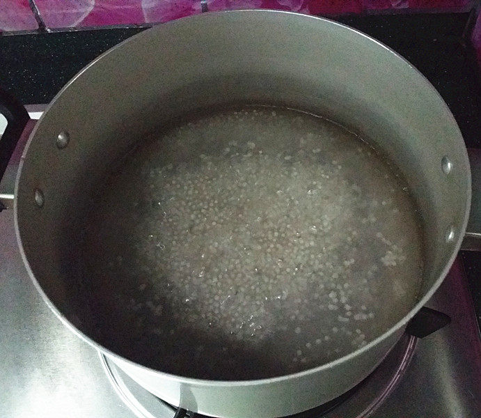 火龙果椰浆西米露,敞开锅煮滚后转中小火,一直保持沸腾状态