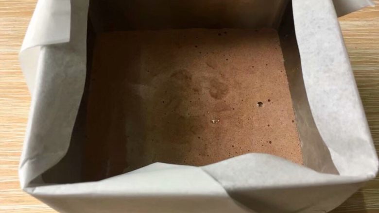 可可海绵蛋糕条,准备好烤盘垫底防漏,倒入面糊入慕斯圈