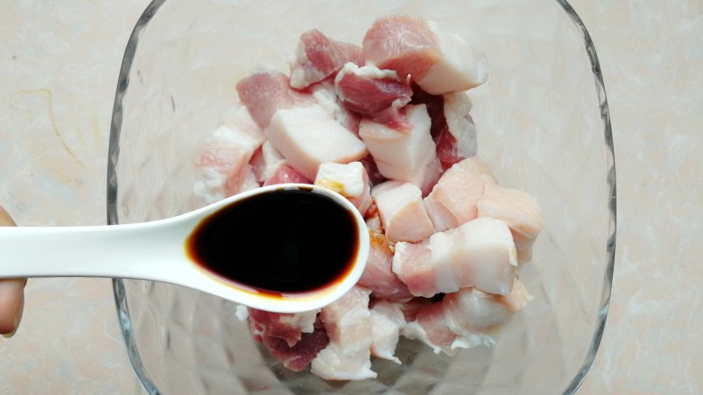 五花肉咸蛋黄腊肠粽,把切好的五花肉放碗中,加入一汤匙<a style='color:red;display:inline-block;' href='/shicai/ 692'>酱油</a>