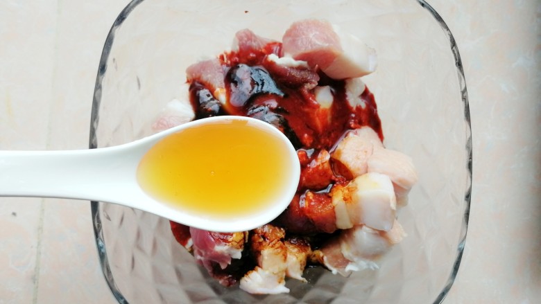 五花肉咸蛋黄腊肠粽,一汤匙<a style='color:red;display:inline-block;' href='/shicai/ 865'>蜂蜜</a>,充分搅拌均匀,腌制过夜(记得提前一天准备)