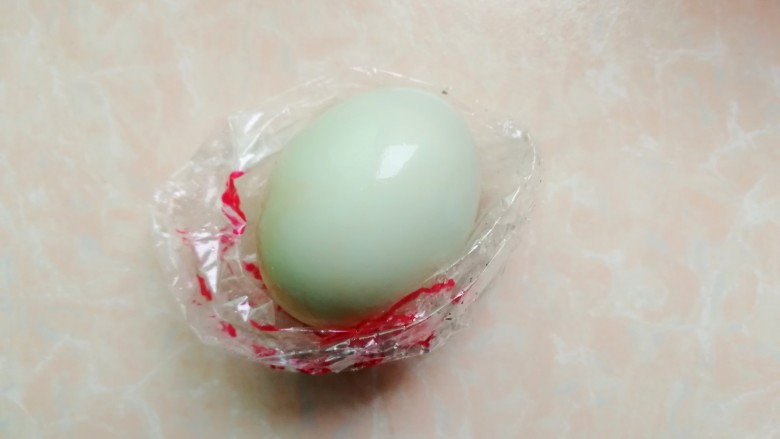 五花肉咸蛋黄腊肠粽,我买的新鲜的咸鸭蛋,直接敲破,在水龙头下冲洗干净蛋白,留下蛋黄