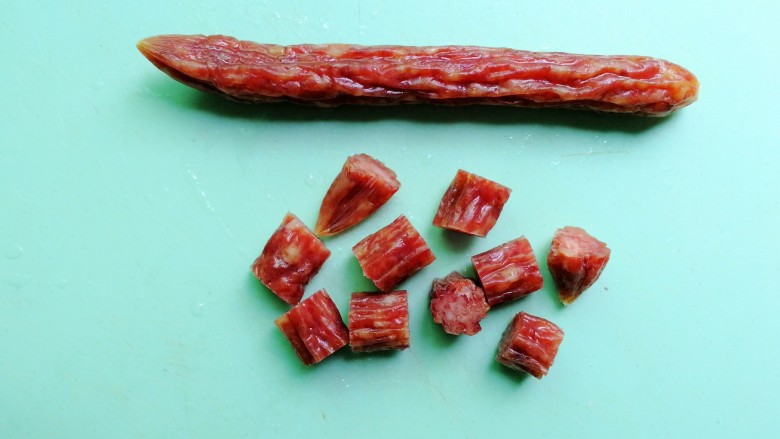 五花肉咸蛋黄腊肠粽,<a style='color:red;display:inline-block;' href='/shicai/ 4536'>腊肠</a>两根,切如图大小,再大一点也可以的