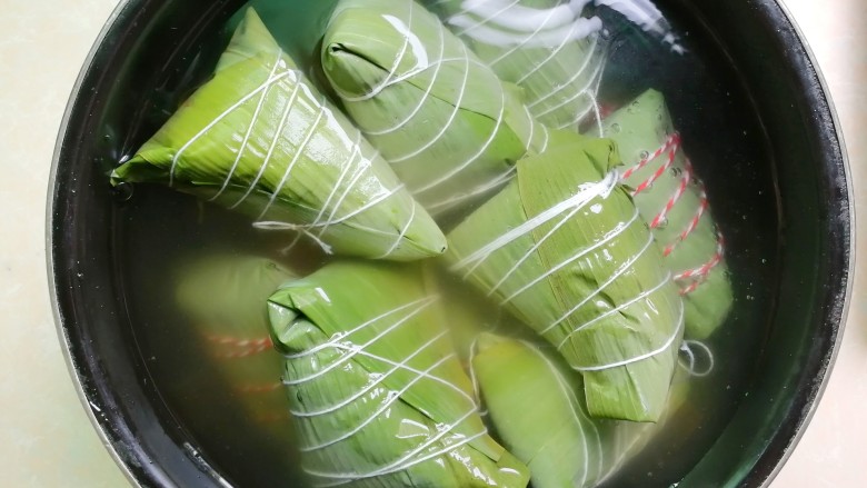 五花肉咸蛋黄腊肠粽,全部包好后,放入高压锅,放没过粽子的水,压60-90分钟