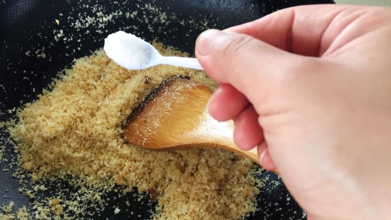 避风塘炒虾,面包糠炒出颜色后加盐,翻炒均匀
