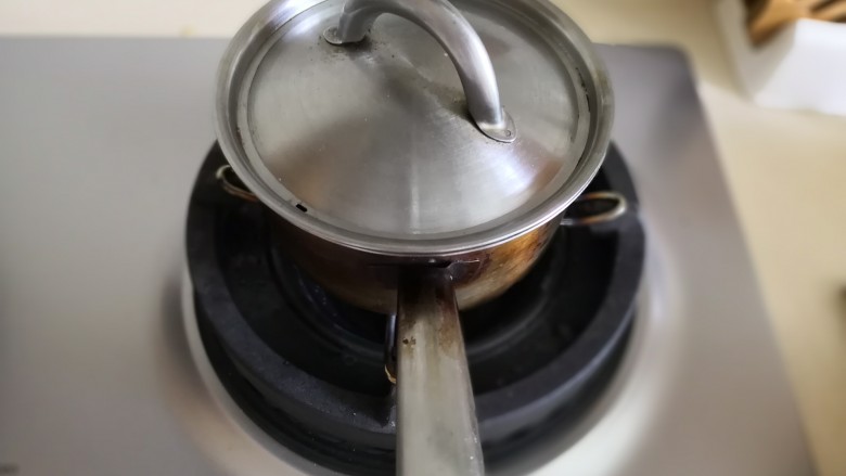 川味口水鸡,转为小火,盖好锅盖,煮10分钟。10分钟后关火,不要打开锅盖,再焖10分钟。