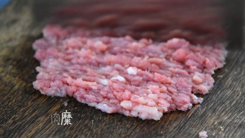 酸甜开胃、肉汁香浓,这么吃都不腻的番茄肉酱通心粉,剁成肉糜后装碗。