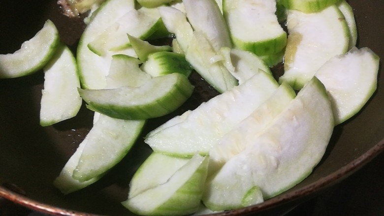 去湿化瘀,丝瓜花蛤汤,加入丝瓜翻炒
