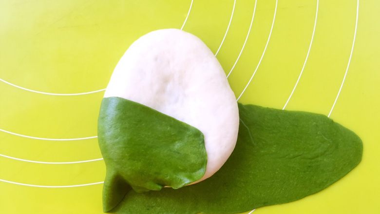 情有独“粽”,先将一侧的抹茶面片掀起来,包裹在白色面团上