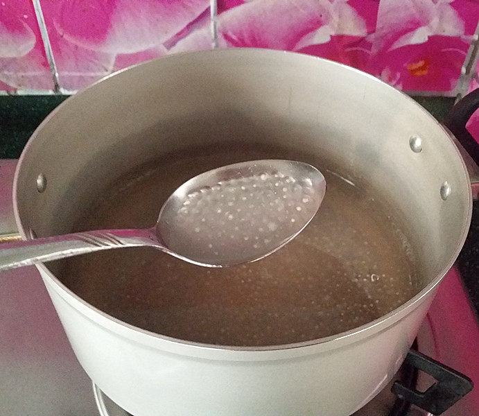 火龙果椰浆西米露,边煮边用调羹搅拌,以防糊锅
