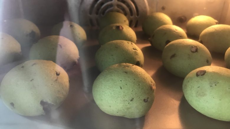 抹茶蜜豆恐龙蛋,放入预热好的烤箱中层,上下火180度烤25分钟。