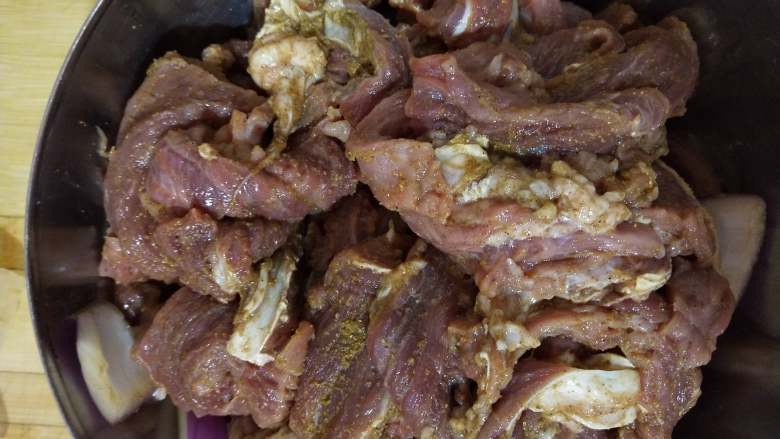 五香牛肉干, 戴手套抓匀盆里的牛肉条