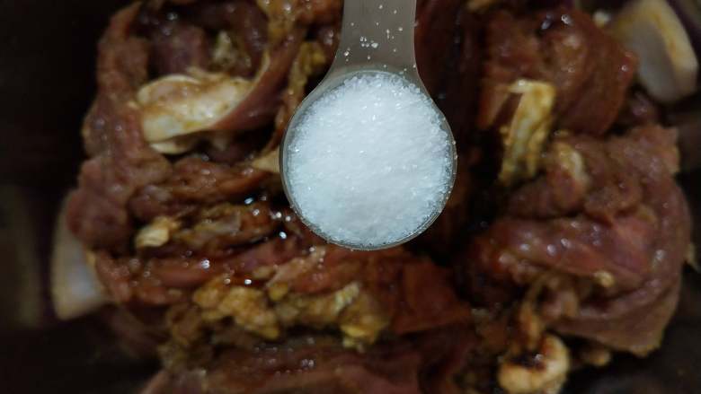 五香牛肉干,一小勺糖(如果喜欢口味重一些的,额外在加适量的盐)