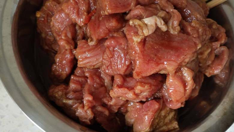 五香牛肉干,拌匀盆内的肉条!
