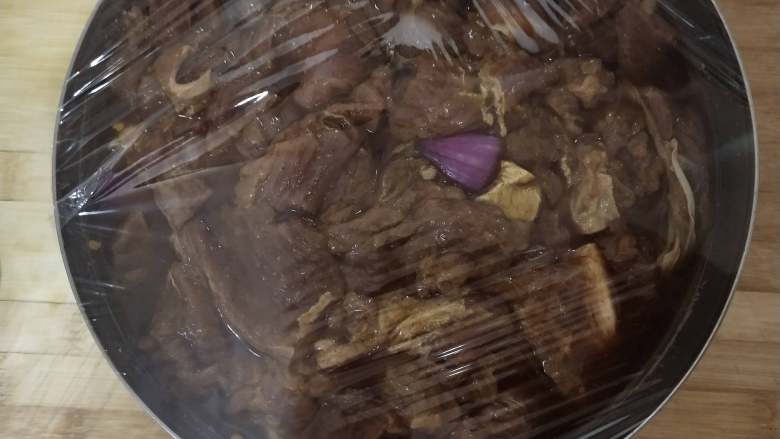 五香牛肉干, 盖保鲜膜放冰箱冷藏腌制过夜!让牛肉充分吸收汤汁的味道