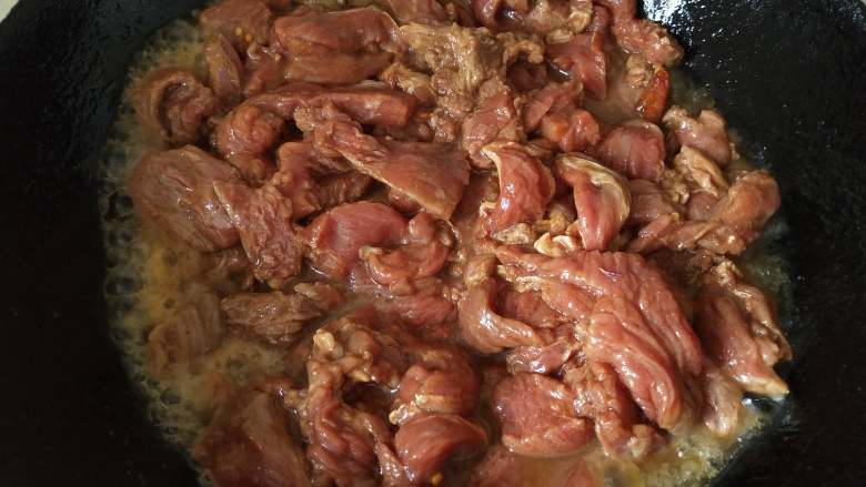 五香牛肉干,第二天牛肉条捞出,控净多余的汤汁!锅内放适量油,油热后放牛肉条炒至断生