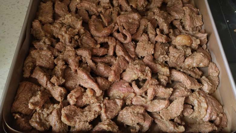 五香牛肉干,烤盘铺油布!将牛肉条用筷子捡入学厨金色不沾烤盘中!(多余的汤汁全部不要)