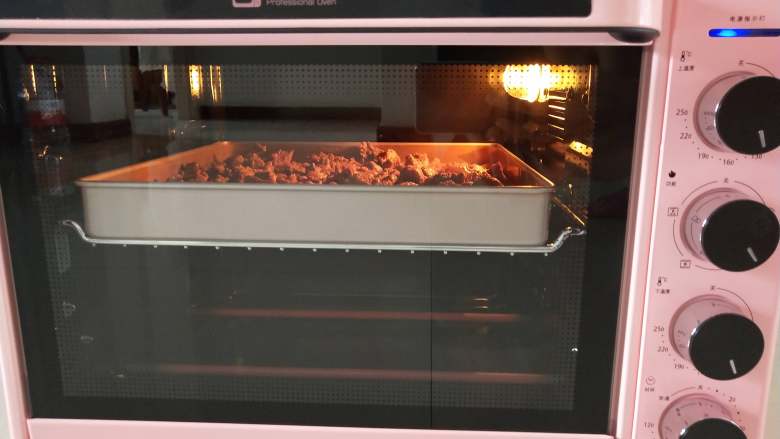 五香牛肉干, 烤箱预热150度!烤盘放入中层,上下火烤大概两个小时!中间要拿出来翻几次面!让牛肉干受热均匀(牛肉干的软硬依照自己口味!我用了大概两个小时,喜欢吃稍微软一些的,可以适当缩短一些时间)