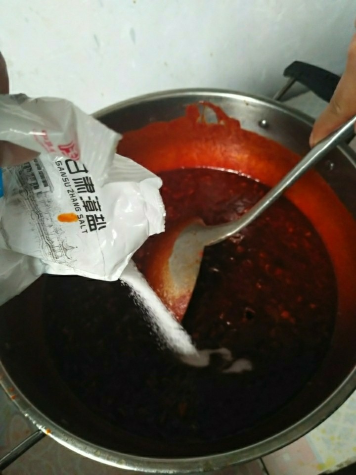 饸饹,加入盐,可以多放一点,因为一会要加汤,所以味道会淡。