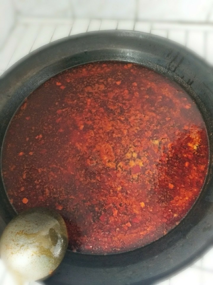饸饹,因为在农村家里人多所以用了大锅,平时大家可以用蒸锅。锅内烧热水放入炒好的臊子。放入盐,鸡精调味,汤就做好了。