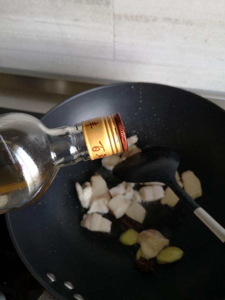 四季豆烧肉,放<a style='color:red;display:inline-block;' href='/shicai/ 718'>料酒</a>