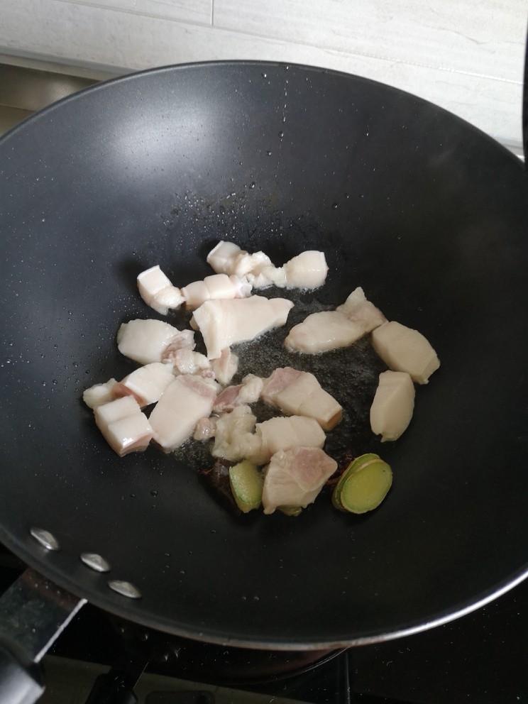 四季豆烧肉,放入肥肉熬一下