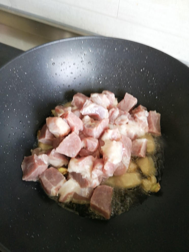 四季豆烧肉,放入瘦肉煸炒一下