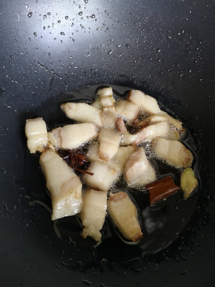 四季豆烧肉,把肥肉熬出油
颜色有点焦黄就可以了