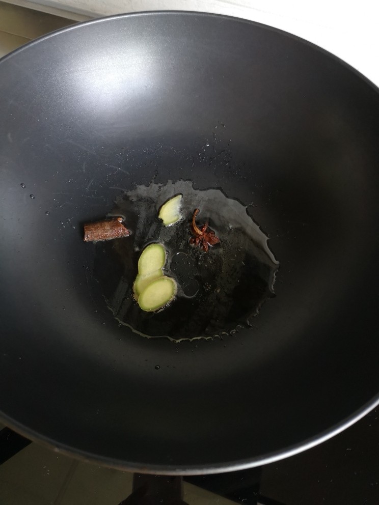 四季豆烧肉,锅里倒少许油，放入大料炒香