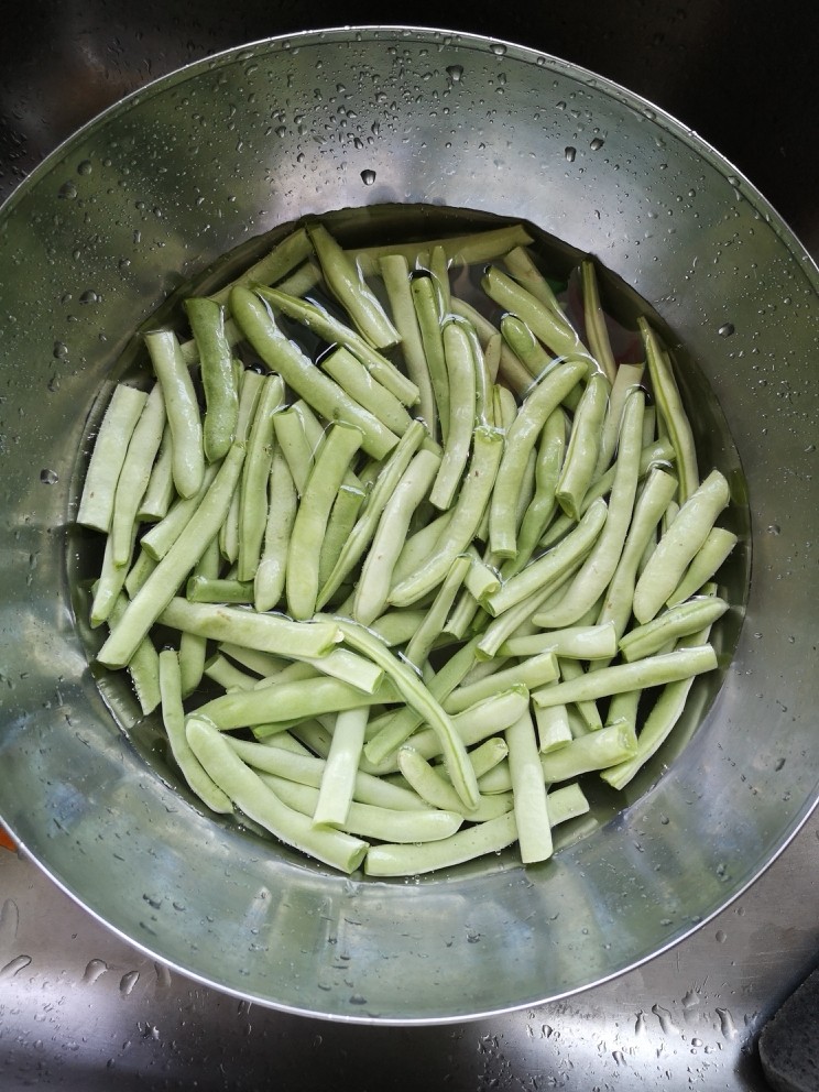四季豆烧肉,浸泡洗净
沥水备用