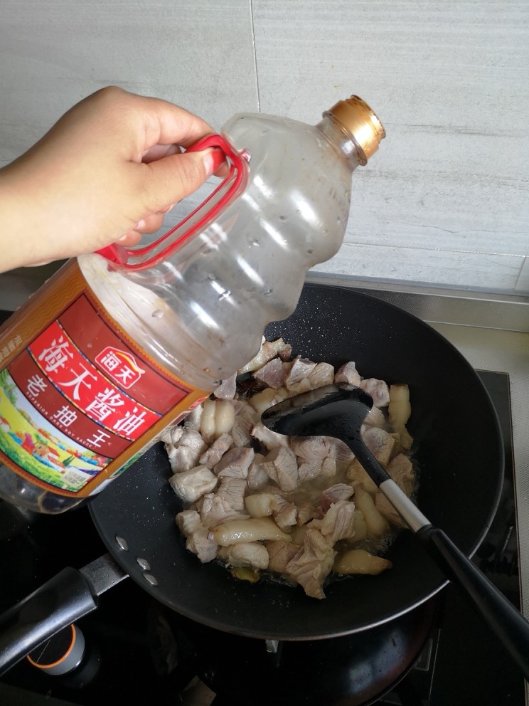 四季豆烧肉,放入<a style='color:red;display:inline-block;' href='/shicai/ 762'>老抽</a>