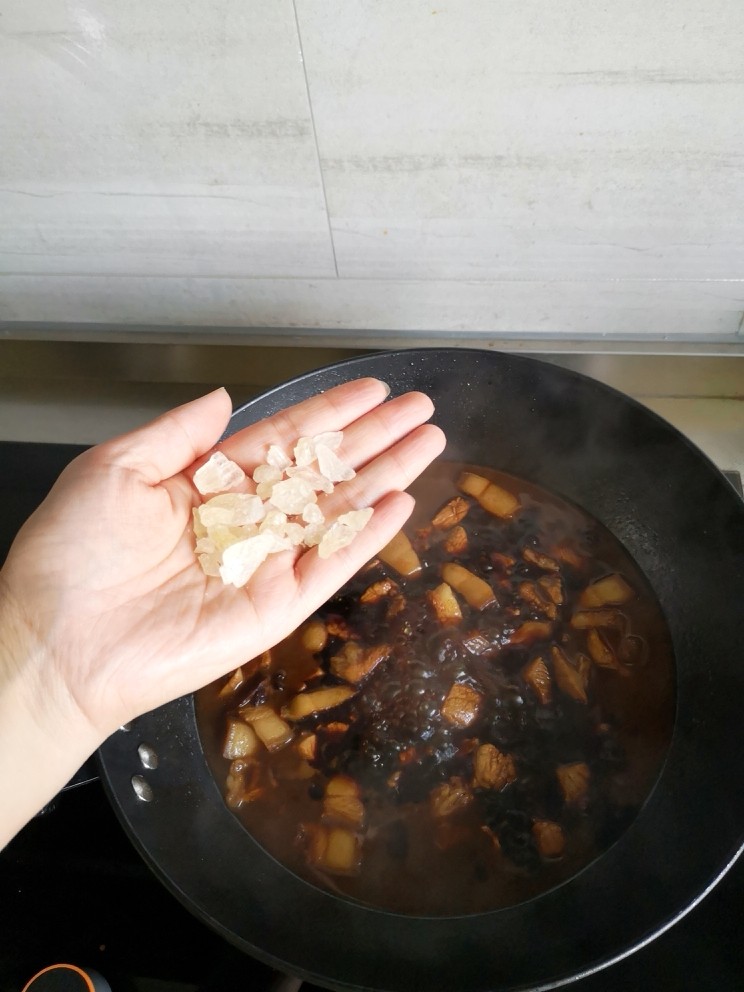 四季豆烧肉,放入冰糖