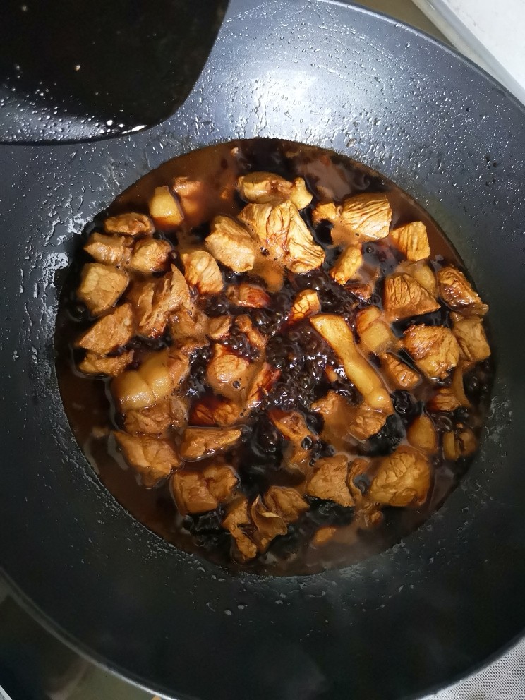 四季豆烧肉,上色后倒入水，大火烧开，小火焖半小时左右