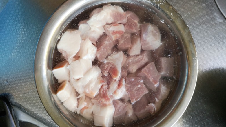 四季豆烧肉,猪肉浸泡洗净
沥水备用