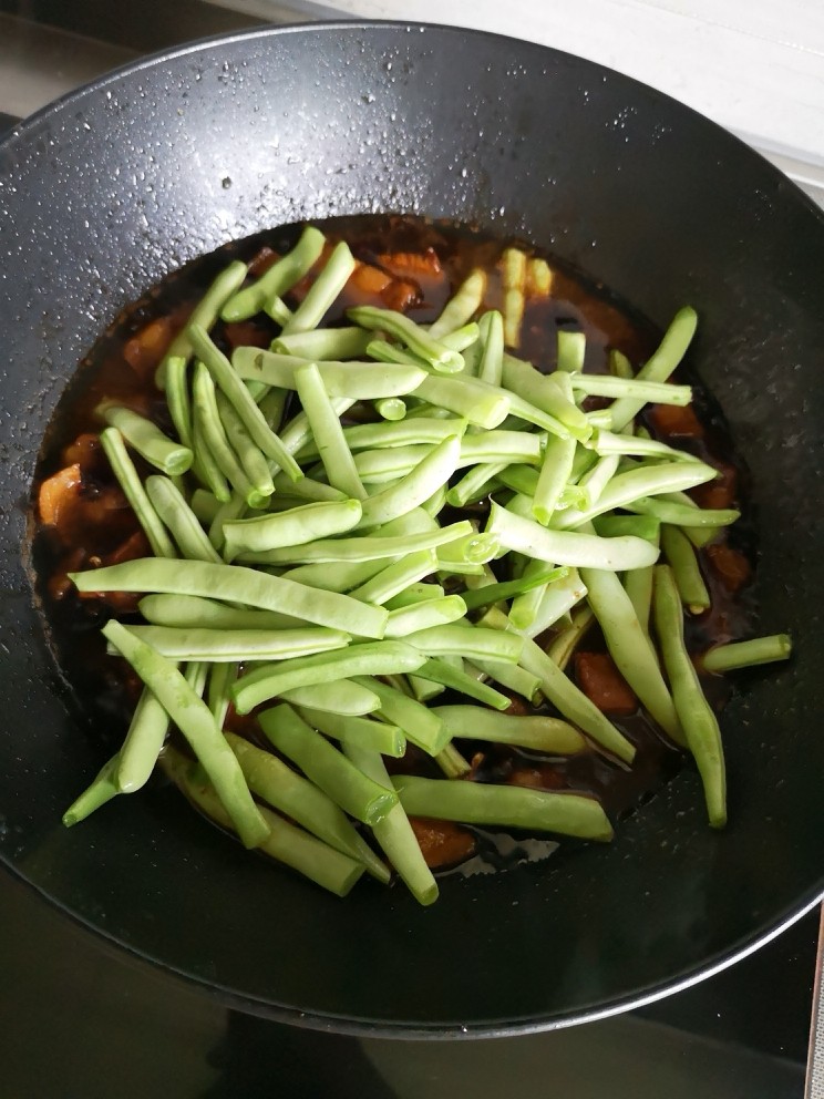 四季豆烧肉,放入四季豆
大火烧开，小火继续焖半小时左右