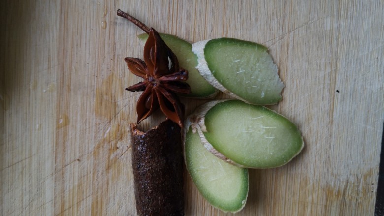 四季豆烧肉,<a style='color:red;display:inline-block;' href='/shicai/ 2800'>生姜</a>切片
<a style='color:red;display:inline-block;' href='/shicai/ 695'>八角</a>，<a style='color:red;display:inline-block;' href='/shicai/ 710'>桂皮</a>冲洗一下