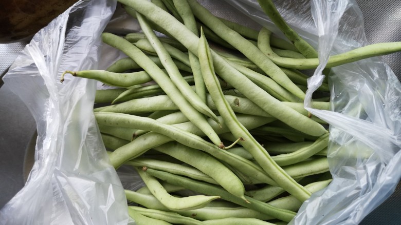 四季豆烧肉,<a style='color:red;display:inline-block;' href='/shicai/ 69'>四季豆</a>撕去两头的筋
摘小段