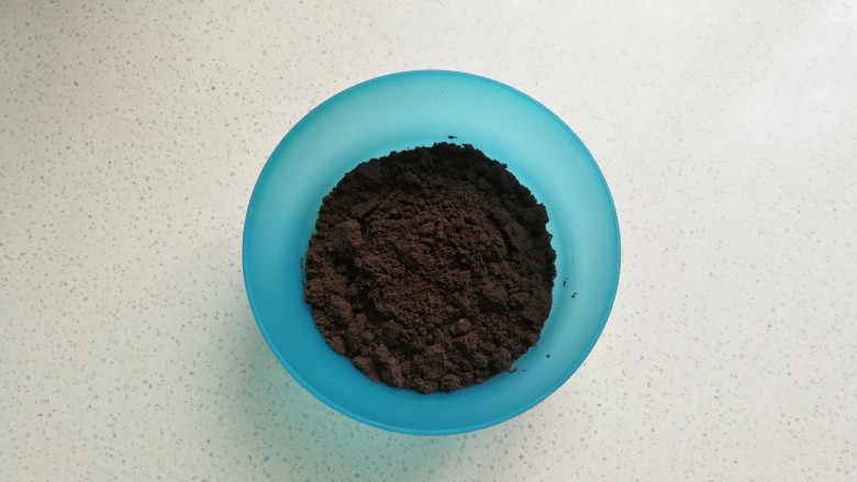 费列罗巧克力慕斯杯,奥利奥饼干适量去掉夹心,然后放入料理机中打成粉末。