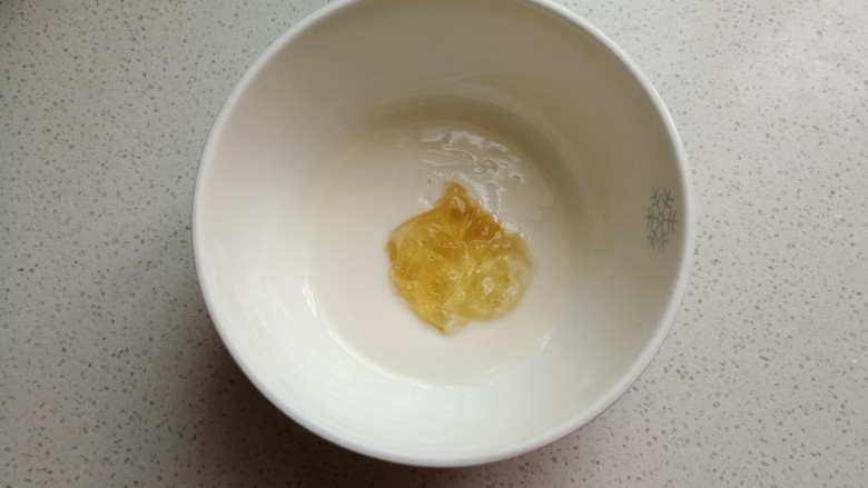 费列罗巧克力慕斯杯,取<a style='color:red;display:inline-block;' href='/shicai/ 885'>酸奶</a>40克,然后加入泡软的吉利丁,再放入微波炉加热十秒后用手动打蛋器搅打均匀。