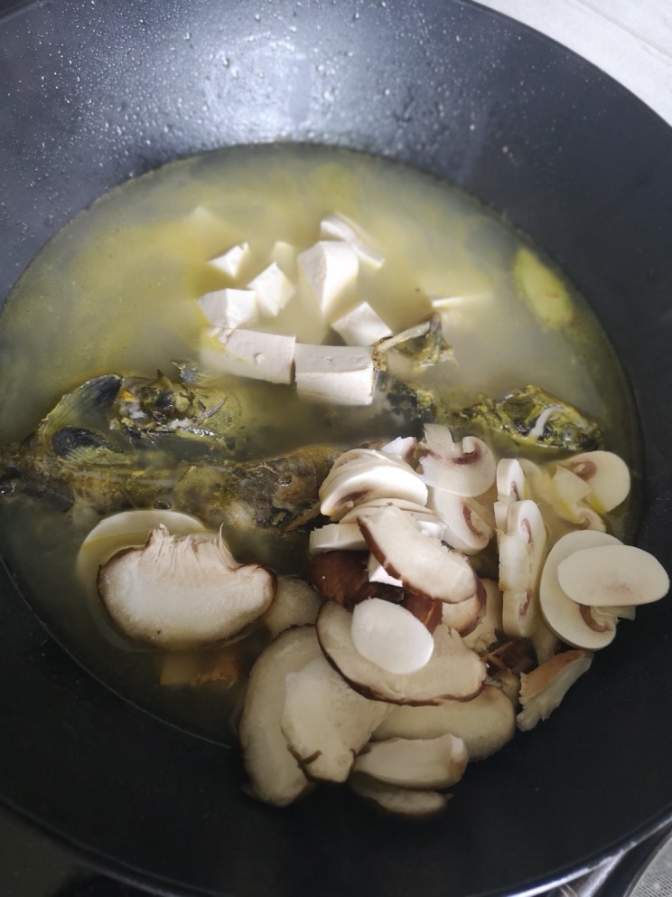 菌菇豆腐昂刺鱼汤,放入蘑菇,豆腐