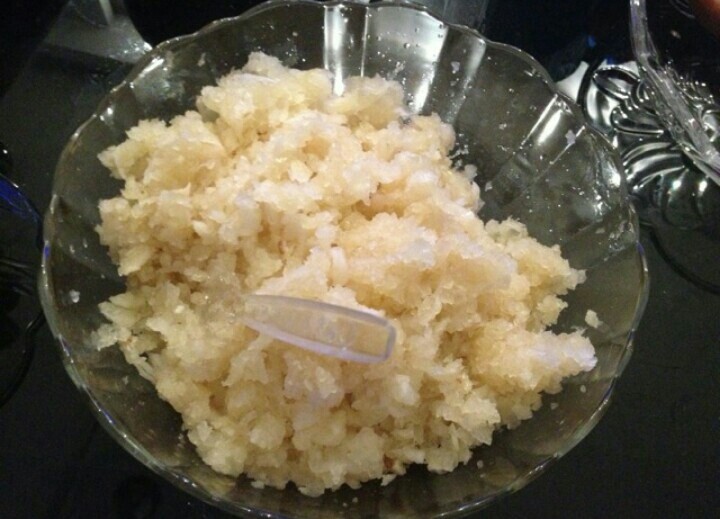 蒜香龙虾,把大蒜头打成蒜泥,越细越好。
