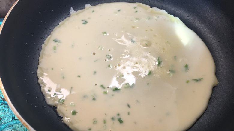 葱花鸡蛋饼,轻轻晃动锅沿儿,整成圆形
